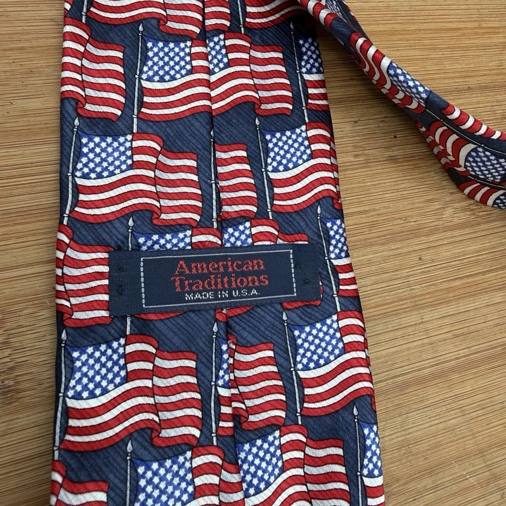 American Traditions Men's Neck Tie USA FLAGS Silk EUC Red White Blue 57